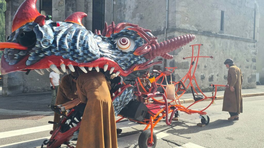 cie youplaboum marionnette géante: Le DragonGlouton