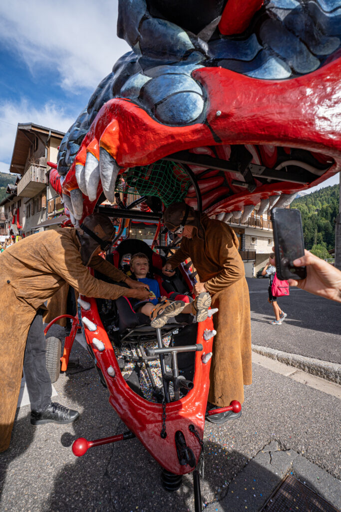 cie youplaboum marionnette géante: Le DragonGlouton